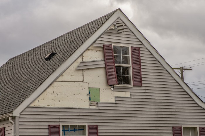 Fixing siding on a house